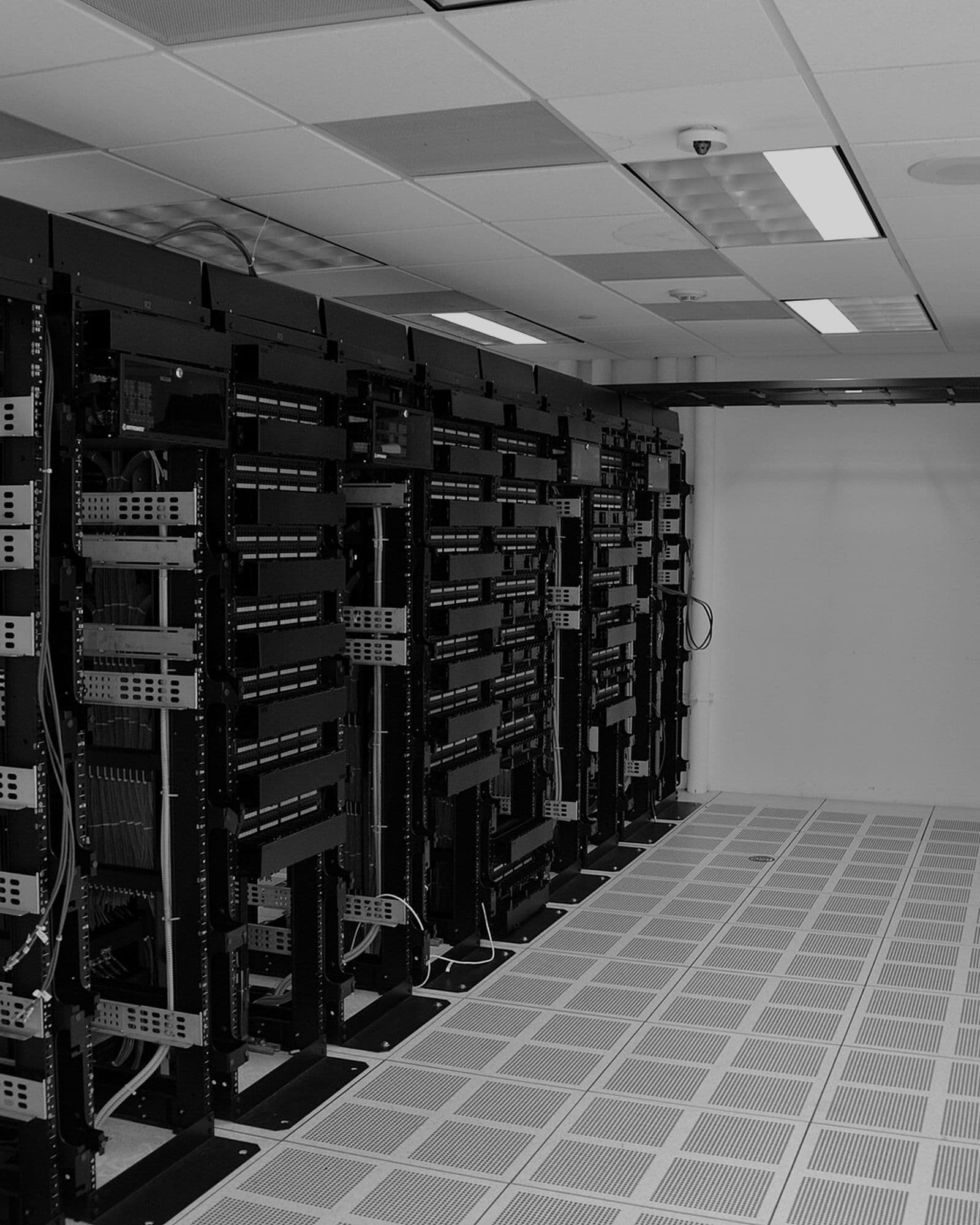 Corridoio di un data center con armadi rack pieni di server