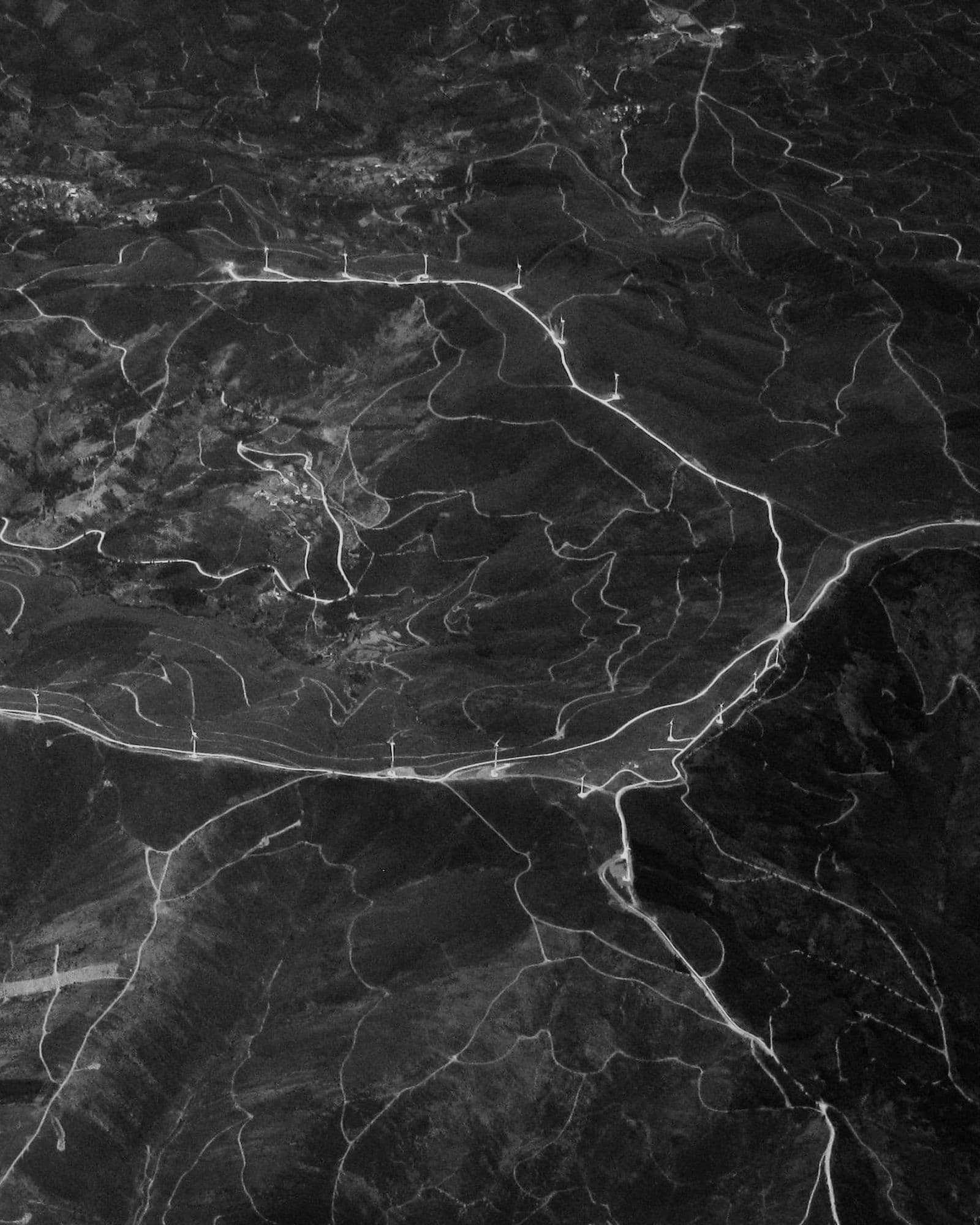 Vista aerea di un territorio attraversato da linee chiare, come una rete